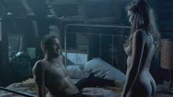 Lili Simmons desnuda a sus 23 años